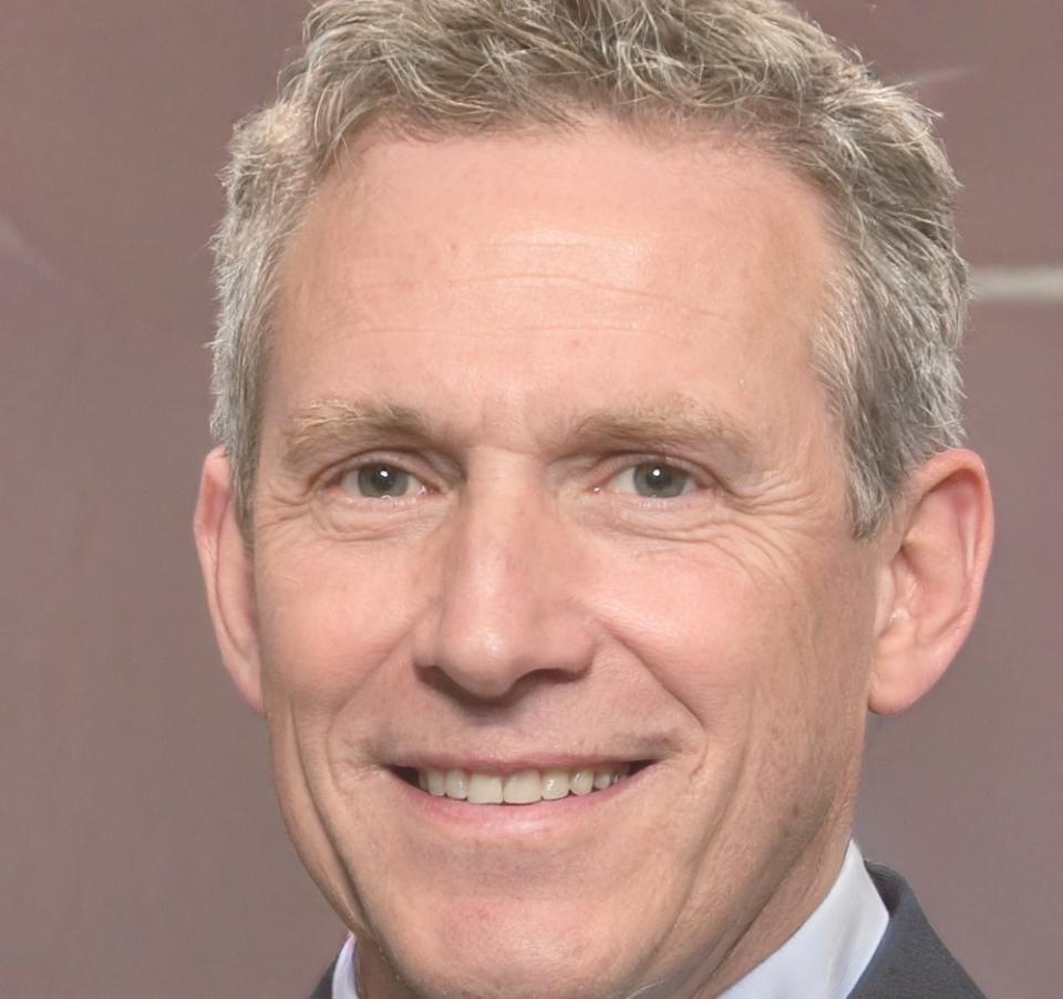 Портрет преподавателя Андрея Волкова